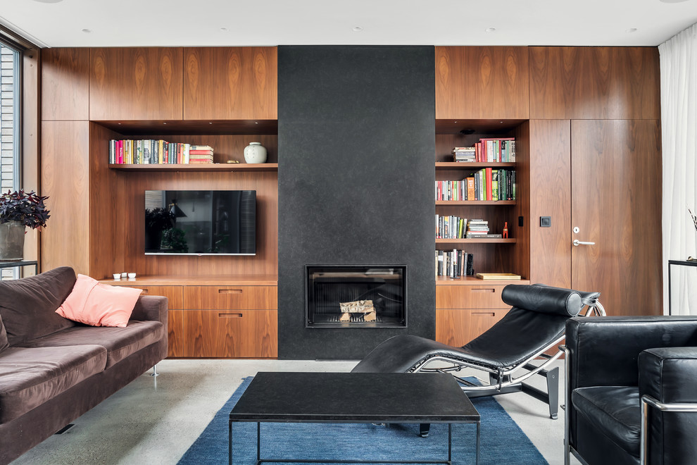 Modernes Wohnzimmer mit brauner Wandfarbe, Teppichboden, Kamin, Multimediawand und grauem Boden in Stockholm
