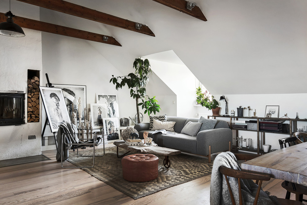 Immagine di un soggiorno nordico con pareti bianche, parquet chiaro, stufa a legna, nessuna TV e sala formale