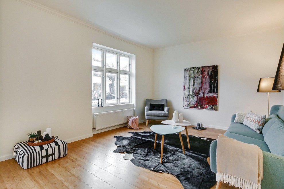 Свежая идея для дизайна: парадная, открытая гостиная комната среднего размера:: освещение в скандинавском стиле с белыми стенами и светлым паркетным полом без камина, телевизора - отличное фото интерьера