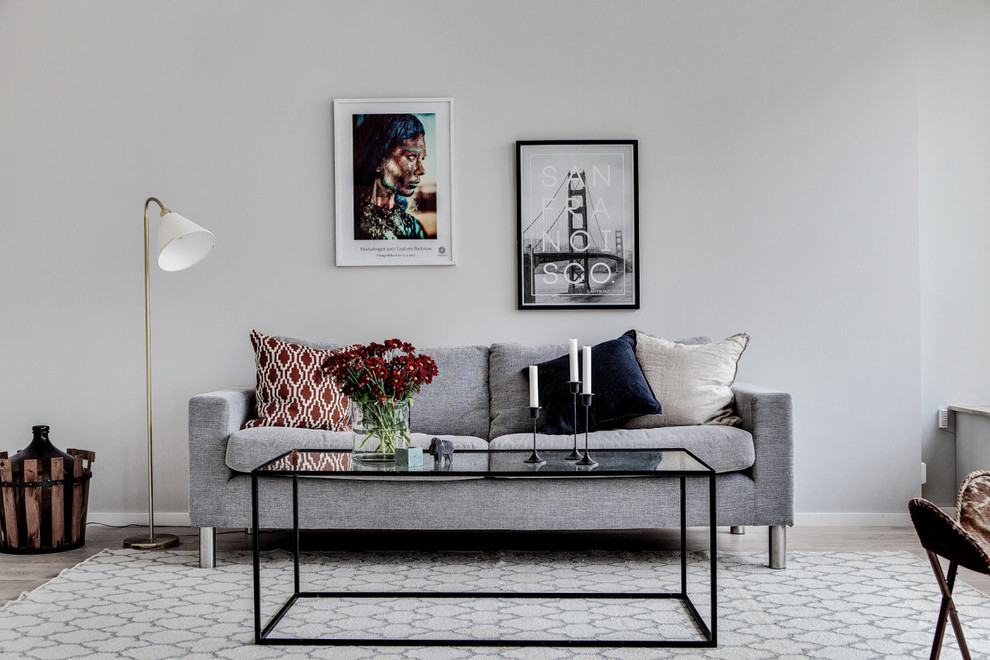 Bild på ett litet minimalistiskt allrum med öppen planlösning, med grå väggar, ett finrum, ljust trägolv och beiget golv