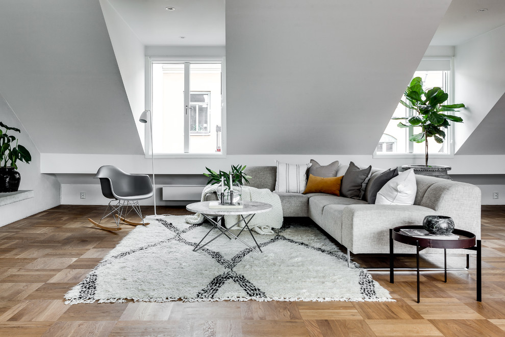 Imagen de salón abierto escandinavo con paredes blancas y suelo de madera clara