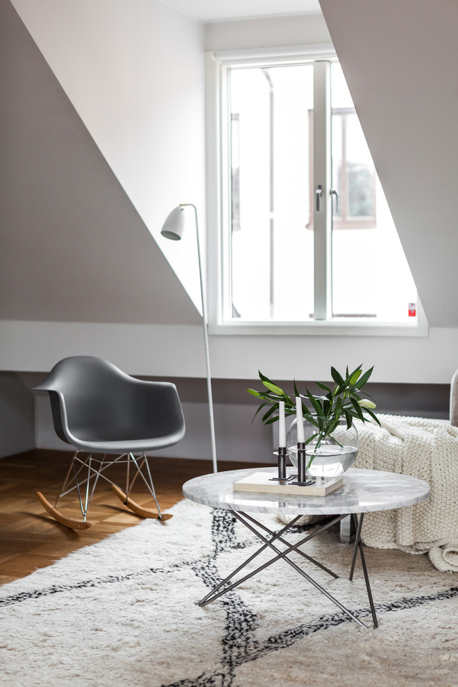 Mittelgroßes, Repräsentatives, Fernseherloses, Offenes Skandinavisches Wohnzimmer ohne Kamin mit weißer Wandfarbe und hellem Holzboden in Stockholm