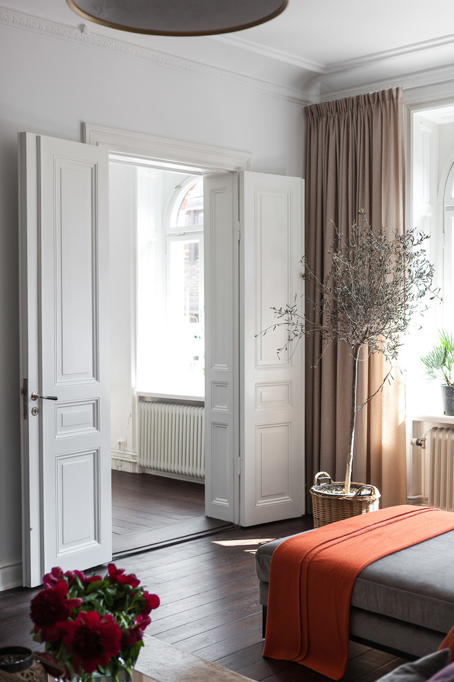 Idéer för ett mellanstort klassiskt separat vardagsrum, med vita väggar, mörkt trägolv och brunt golv