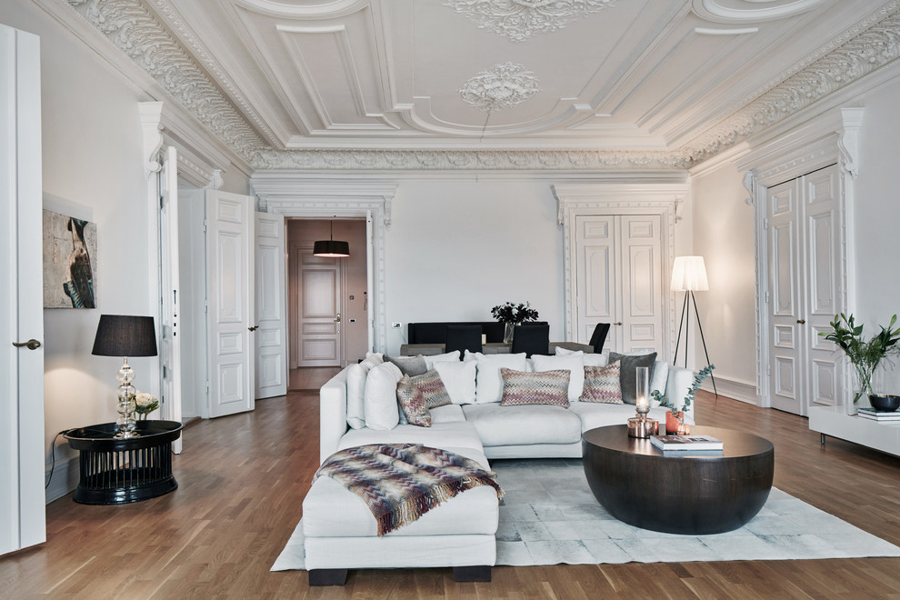 Пример оригинального дизайна: огромная парадная, открытая гостиная комната в классическом стиле с белыми стенами и паркетным полом среднего тона без камина, телевизора
