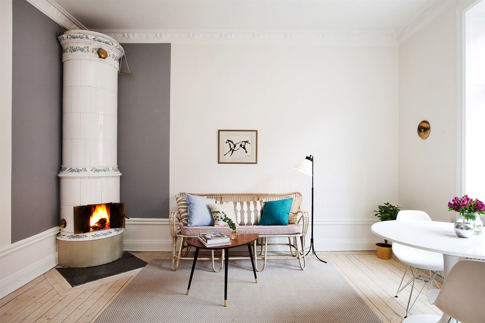 Diseño de salón para visitas abierto escandinavo pequeño sin televisor con paredes blancas, suelo de madera clara y chimenea de esquina