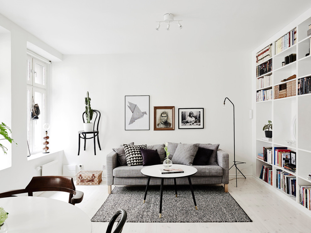 Imagen de salón para visitas abierto nórdico grande sin televisor y chimenea con paredes blancas y suelo de madera clara