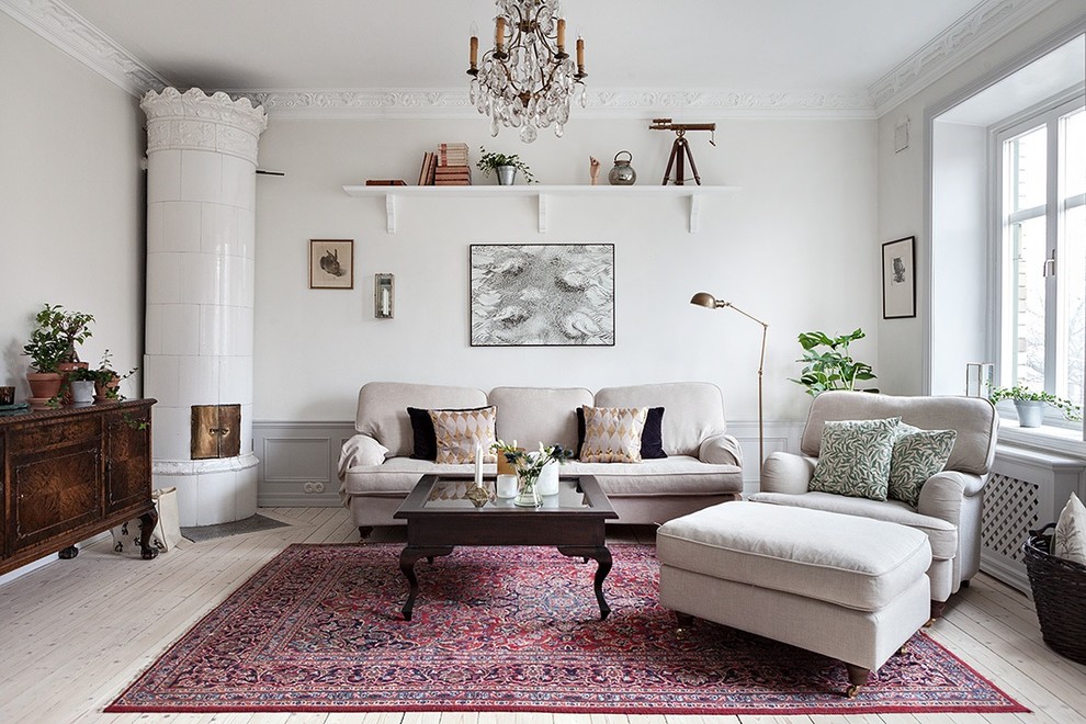 Repräsentatives, Fernseherloses, Offenes, Mittelgroßes Klassisches Wohnzimmer ohne Kamin mit weißer Wandfarbe und gebeiztem Holzboden in Göteborg