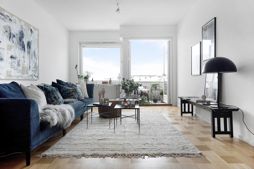 Fernseherloses Nordisches Wohnzimmer ohne Kamin mit hellem Holzboden und beigem Boden in Stockholm