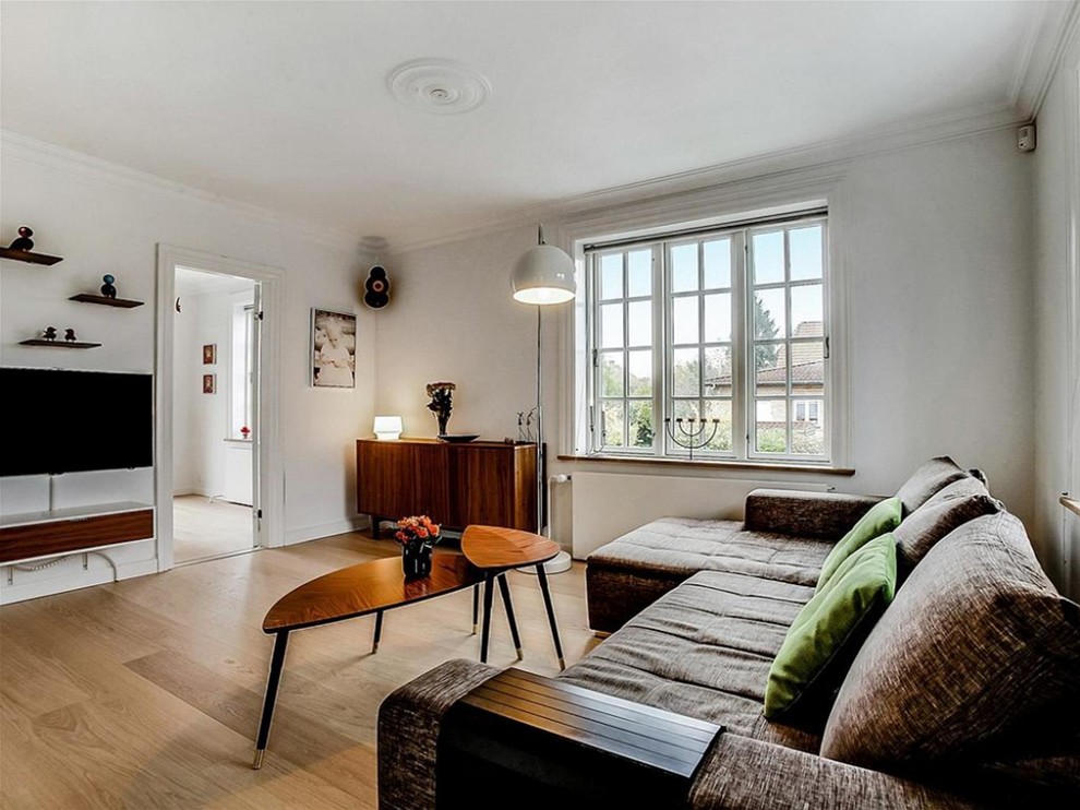 Foto på ett stort skandinaviskt separat vardagsrum, med vita väggar, ljust trägolv, en väggmonterad TV och ett finrum