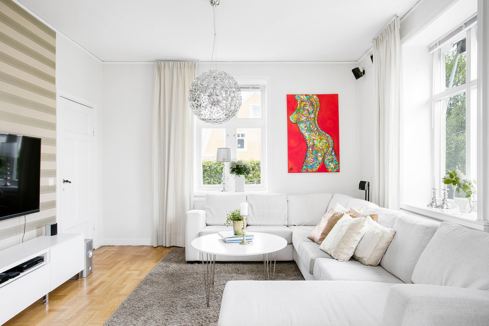 Großes, Repräsentatives, Fernseherloses, Offenes Modernes Wohnzimmer ohne Kamin mit weißer Wandfarbe und hellem Holzboden in Malmö