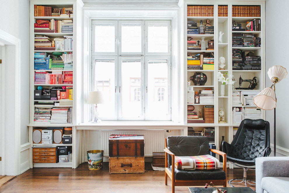Mittelgroßes, Repräsentatives, Fernseherloses, Abgetrenntes Nordisches Wohnzimmer ohne Kamin mit weißer Wandfarbe und braunem Holzboden in Stockholm