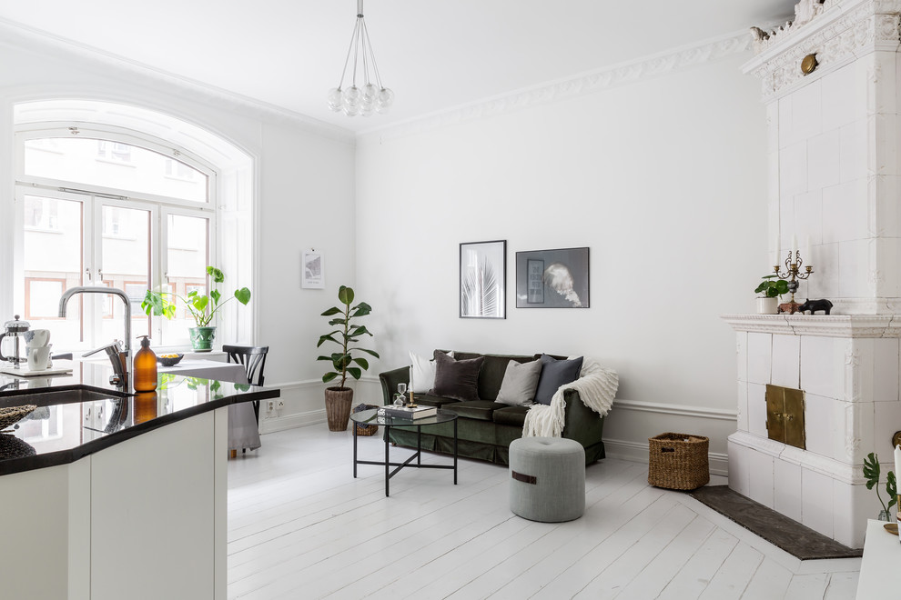 Imagen de salón abierto escandinavo de tamaño medio con paredes blancas, suelo de madera pintada, estufa de leña y marco de chimenea de baldosas y/o azulejos