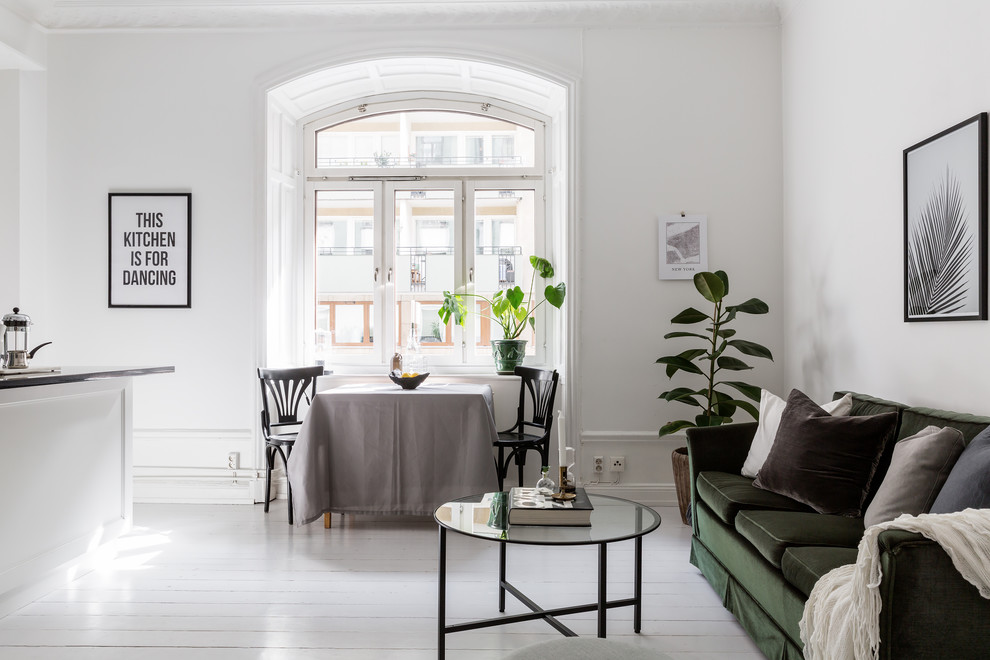 Idee per un soggiorno scandinavo aperto con pareti bianche, pavimento in legno verniciato e pavimento bianco