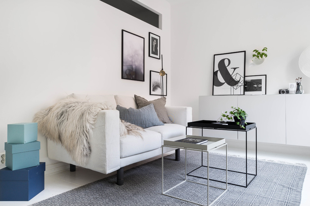 Свежая идея для дизайна: парадная гостиная комната среднего размера в скандинавском стиле с белыми стенами и деревянным полом без телевизора - отличное фото интерьера