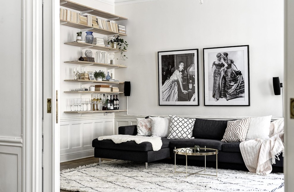На фото: парадная, открытая гостиная комната среднего размера в скандинавском стиле с белыми стенами без телевизора