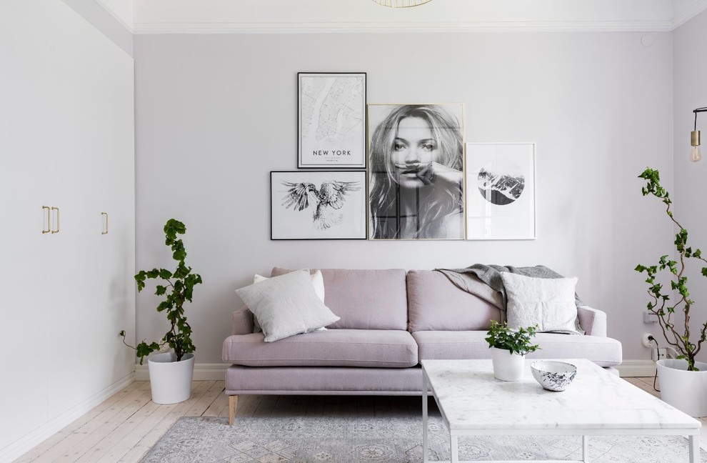 Repräsentatives, Mittelgroßes, Fernseherloses Nordisches Wohnzimmer mit grauer Wandfarbe und hellem Holzboden in Stockholm