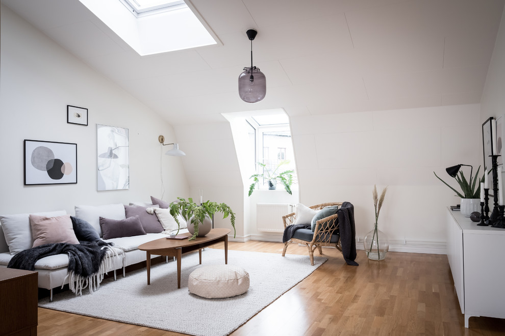 Inspiration för skandinaviska separata vardagsrum, med ett finrum, vita väggar, mellanmörkt trägolv och brunt golv