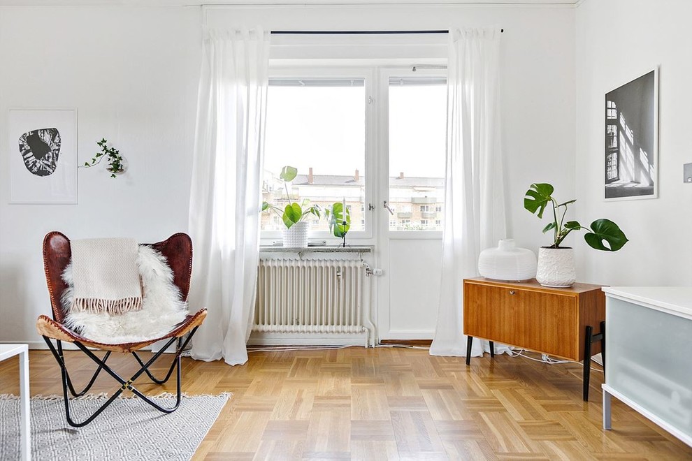 Idéer för mellanstora minimalistiska vardagsrum, med vita väggar och mellanmörkt trägolv
