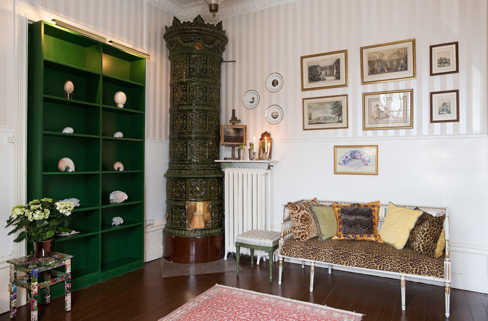 Ejemplo de salón para visitas bohemio de tamaño medio sin chimenea y televisor con paredes blancas y suelo de madera oscura