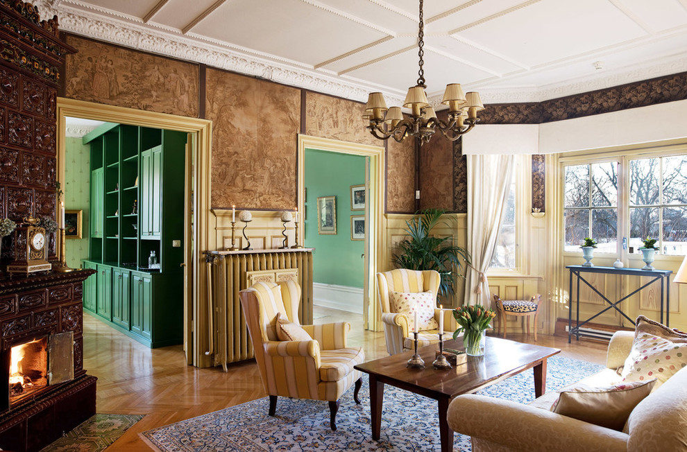 Großes, Repräsentatives, Fernseherloses, Offenes Klassisches Wohnzimmer mit brauner Wandfarbe, hellem Holzboden und Kamin in Stockholm