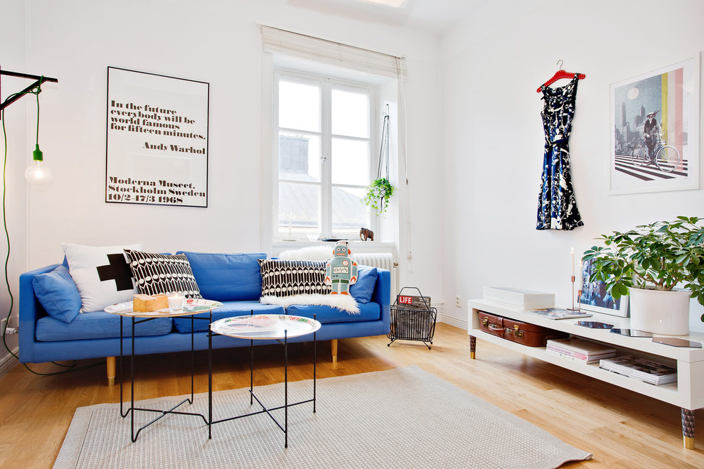Abgetrenntes, Mittelgroßes, Repräsentatives, Fernseherloses Skandinavisches Wohnzimmer mit weißer Wandfarbe und hellem Holzboden in Stockholm