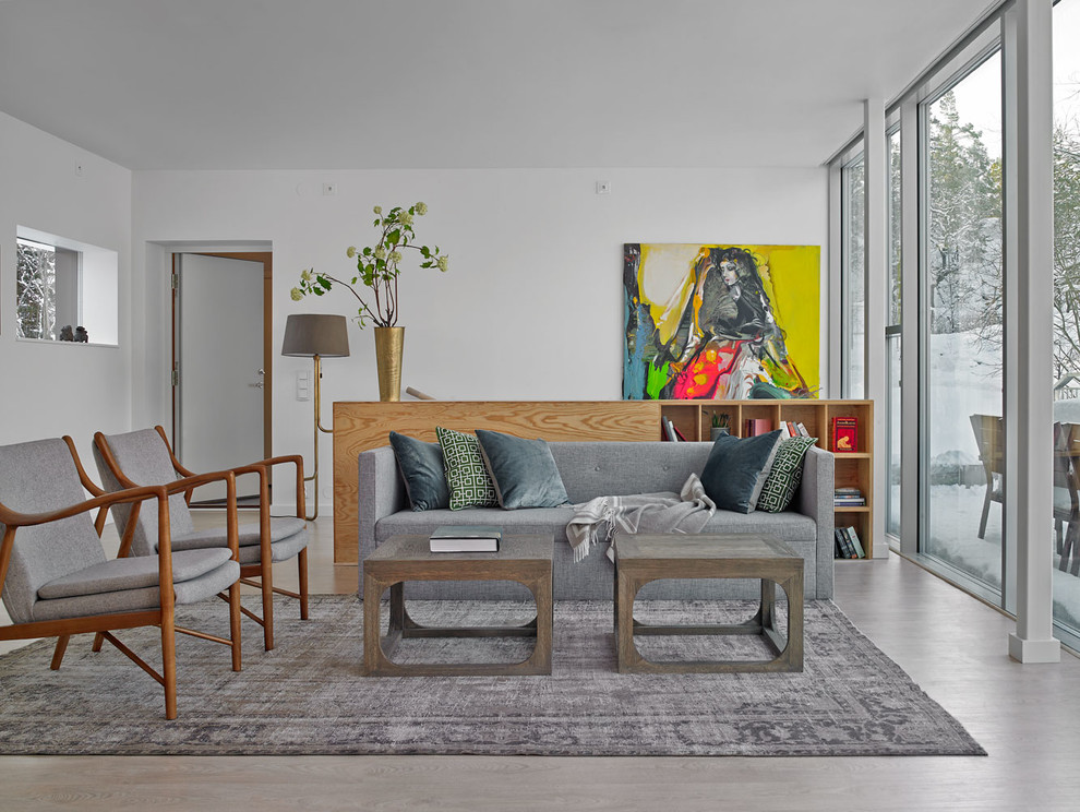 Repräsentatives, Fernseherloses, Offenes, Mittelgroßes Modernes Wohnzimmer ohne Kamin mit weißer Wandfarbe und hellem Holzboden in Stockholm