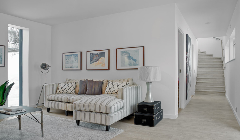 Diseño de salón para visitas abierto clásico de tamaño medio sin chimenea y televisor con paredes blancas y suelo de madera clara