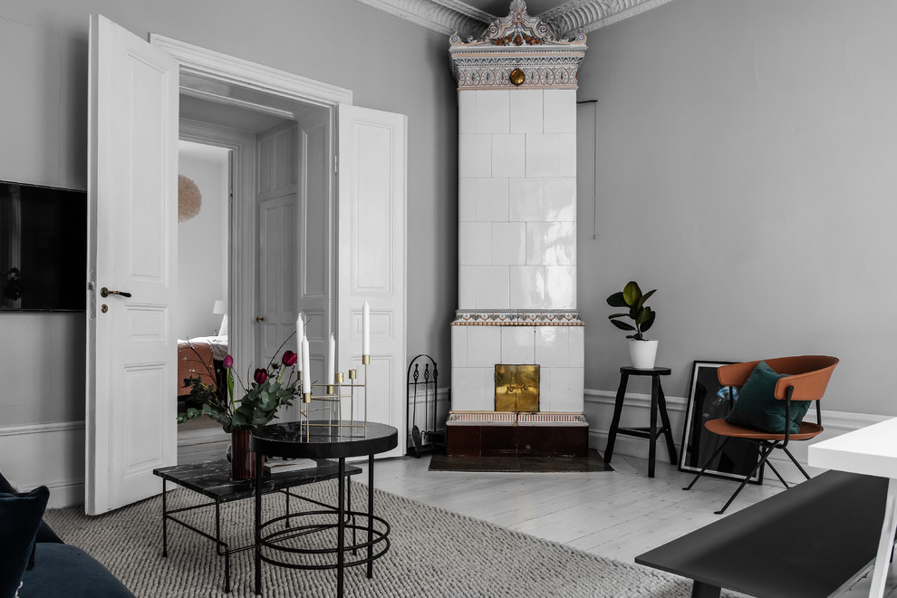 Inredning av ett skandinaviskt vardagsrum, med grå väggar
