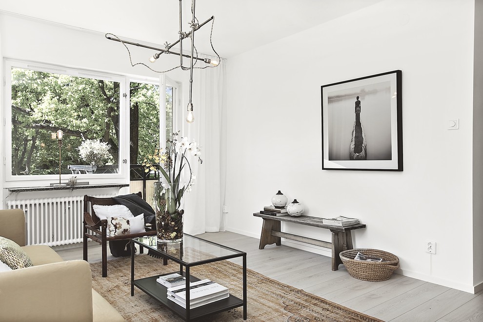 Cette photo montre un salon moderne de taille moyenne et ouvert avec un mur blanc, parquet peint, aucun téléviseur et un sol blanc.