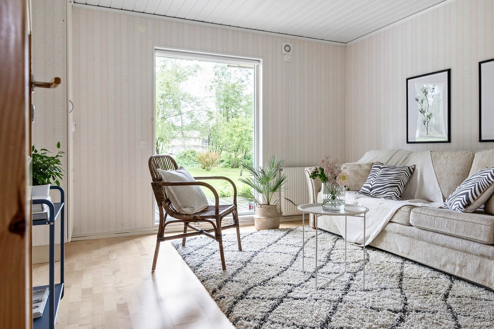 Идея дизайна: парадная, изолированная гостиная комната в скандинавском стиле с бежевыми стенами, светлым паркетным полом и бежевым полом