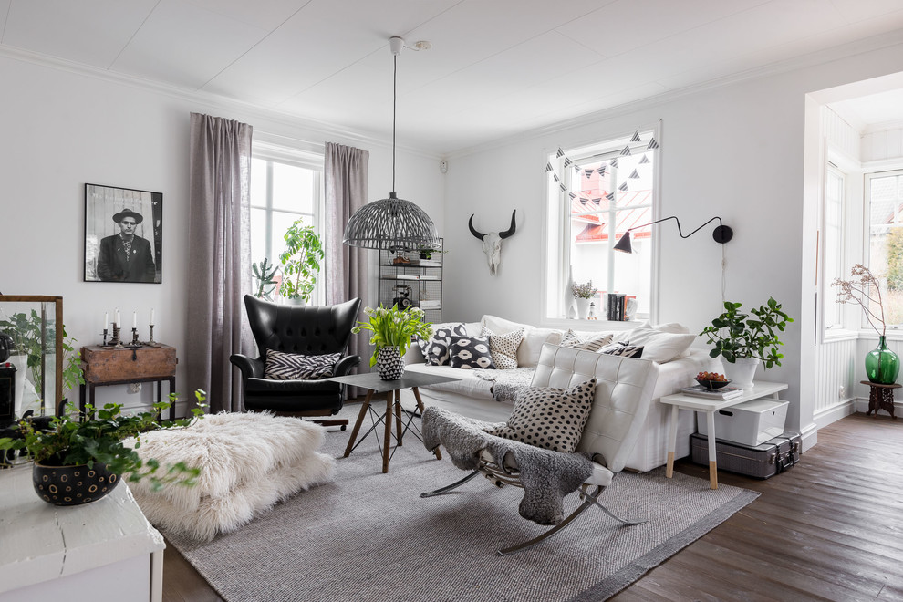 Стильный дизайн: открытая, парадная гостиная комната среднего размера в скандинавском стиле с белыми стенами и темным паркетным полом без камина - последний тренд