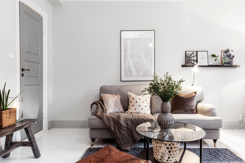 Idéer för mellanstora minimalistiska separata vardagsrum, med vita väggar, målat trägolv, en dold TV och vitt golv