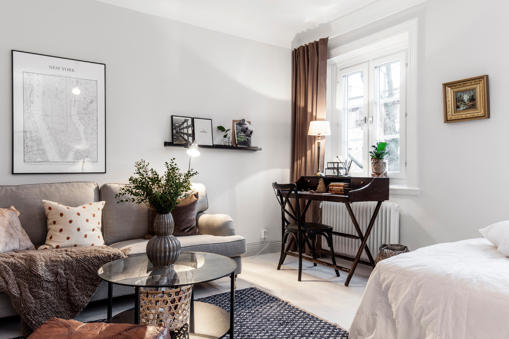 Idee per un soggiorno nordico di medie dimensioni e chiuso con pareti bianche, pavimento in legno verniciato, pavimento bianco e TV nascosta