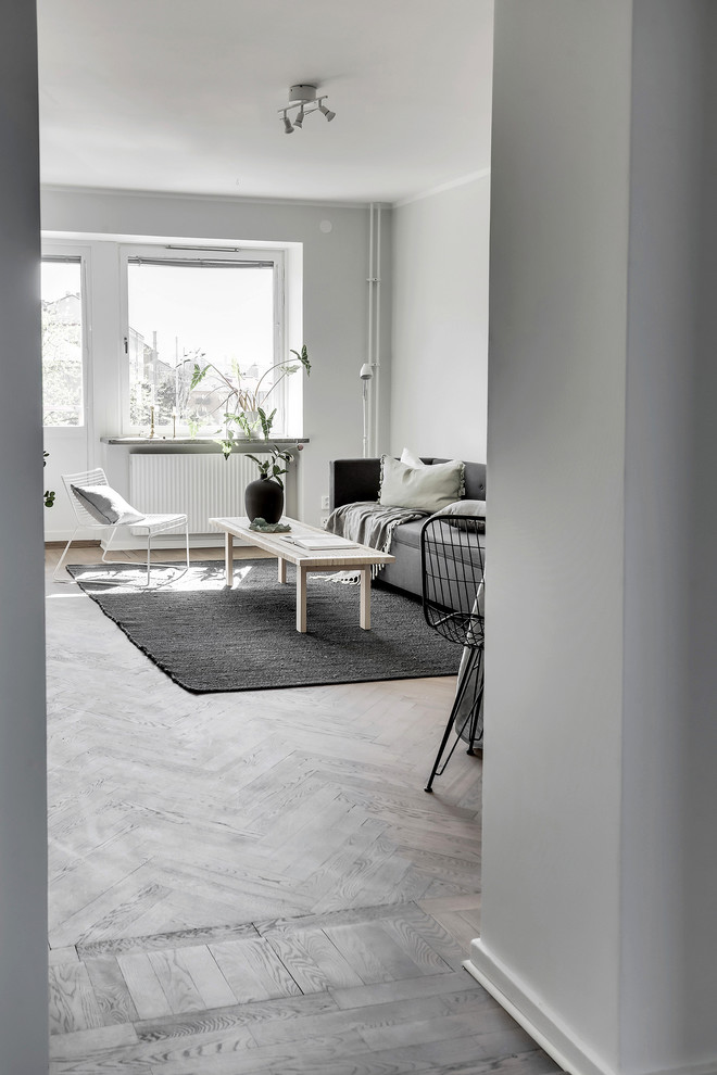 Inspiration för mellanstora nordiska vardagsrum, med grå väggar, mörkt trägolv och brunt golv