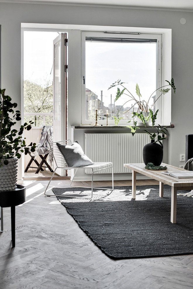 Bild på ett mellanstort minimalistiskt vardagsrum, med grå väggar, mörkt trägolv och brunt golv