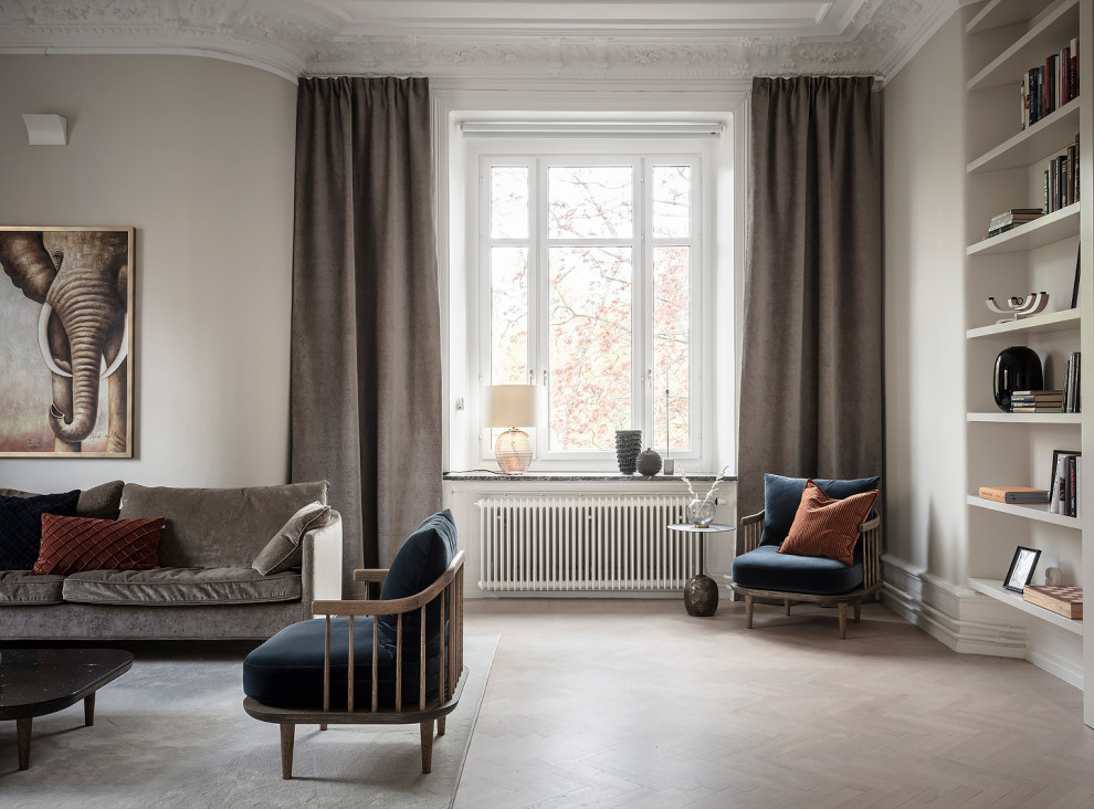 Inspiration för minimalistiska vardagsrum, med beige väggar, ljust trägolv och beiget golv