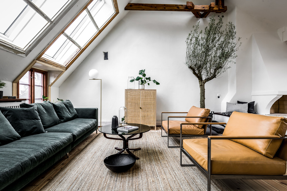 Inspiration för minimalistiska vardagsrum, med vita väggar, mellanmörkt trägolv och brunt golv