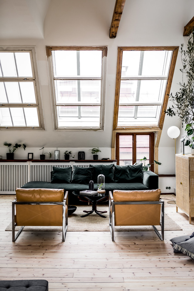 Idee per un soggiorno scandinavo con pareti bianche e parquet chiaro