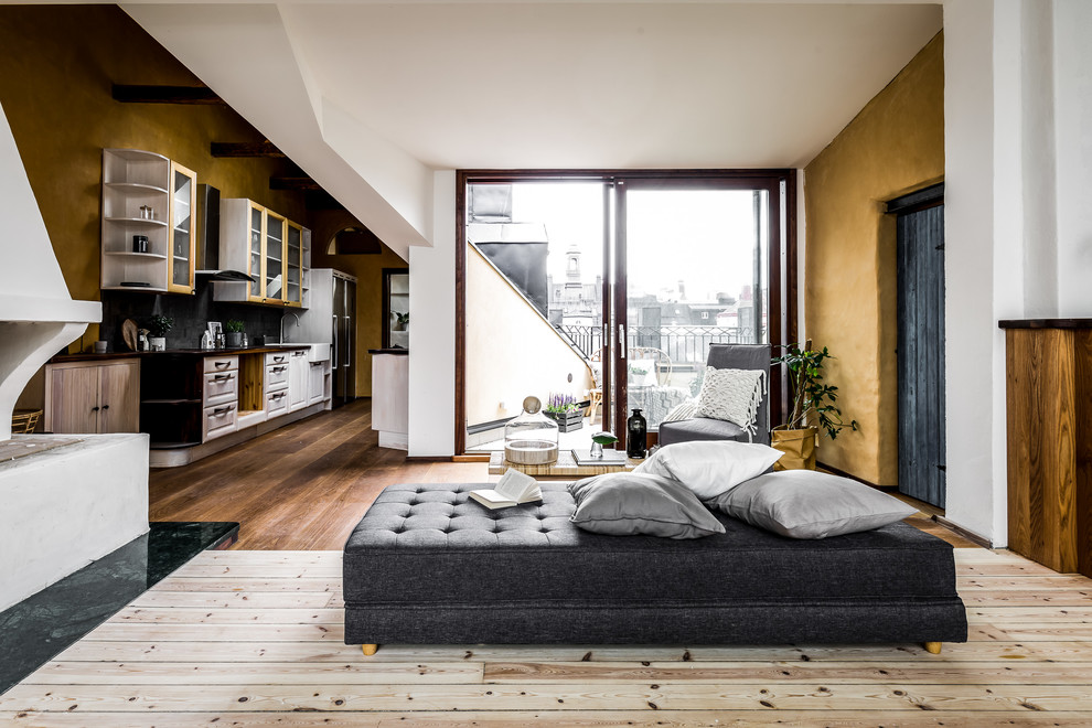 На фото: гостиная комната в скандинавском стиле с светлым паркетным полом, белыми стенами и бежевым полом