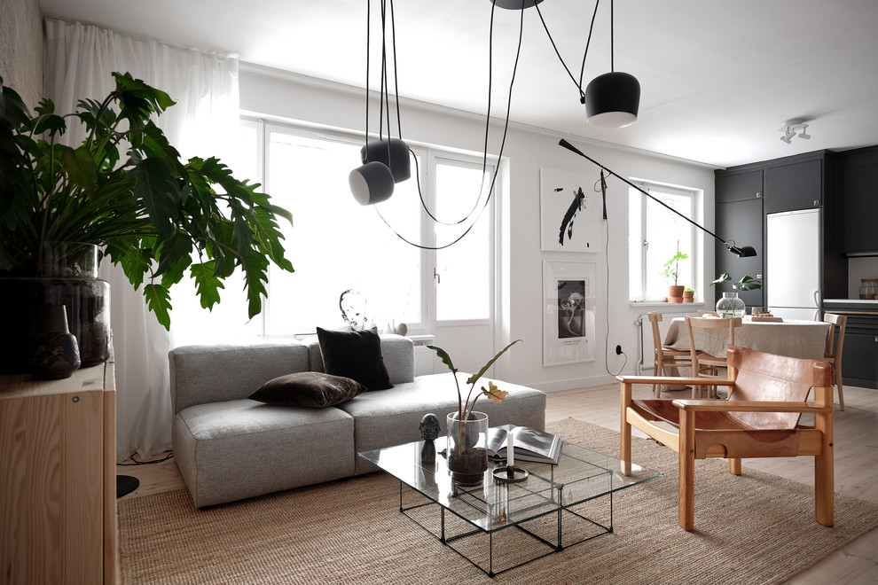 Inspiration för ett mellanstort minimalistiskt allrum med öppen planlösning, med ett finrum, vita väggar, ljust trägolv och vitt golv