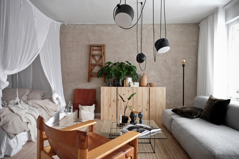 Skandinavisk inredning av ett mellanstort allrum med öppen planlösning, med ett finrum, vita väggar, ljust trägolv och vitt golv