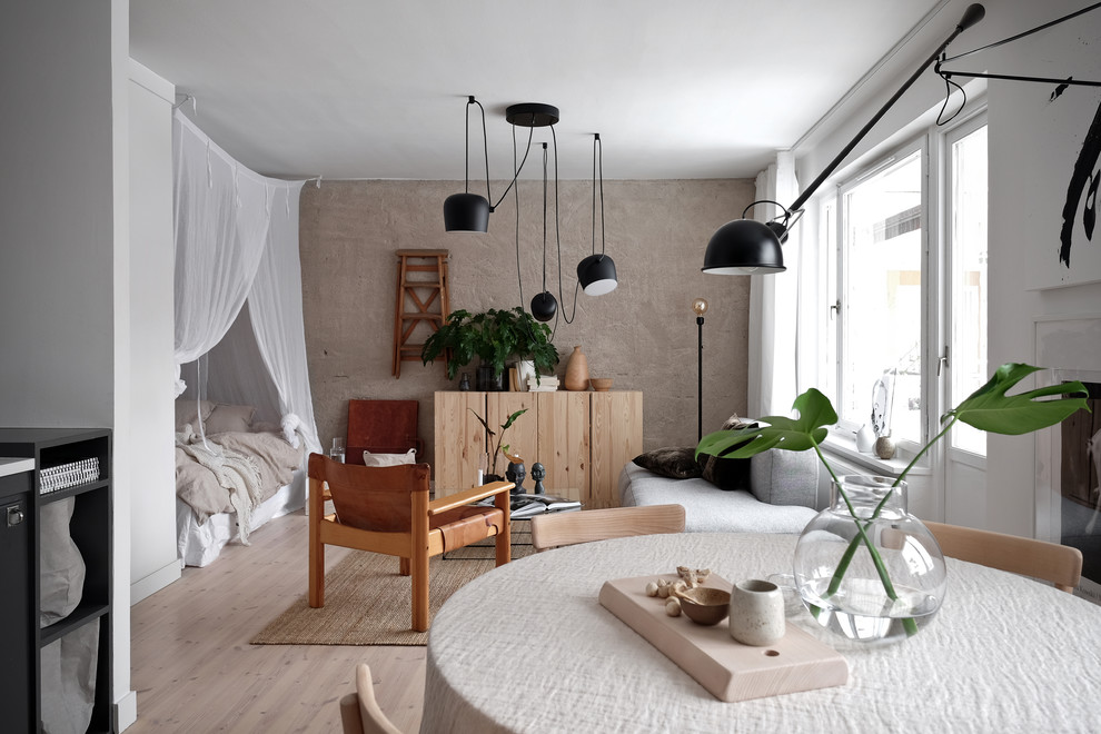 Inspiration för mellanstora minimalistiska allrum med öppen planlösning, med ett finrum, vita väggar, ljust trägolv och vitt golv