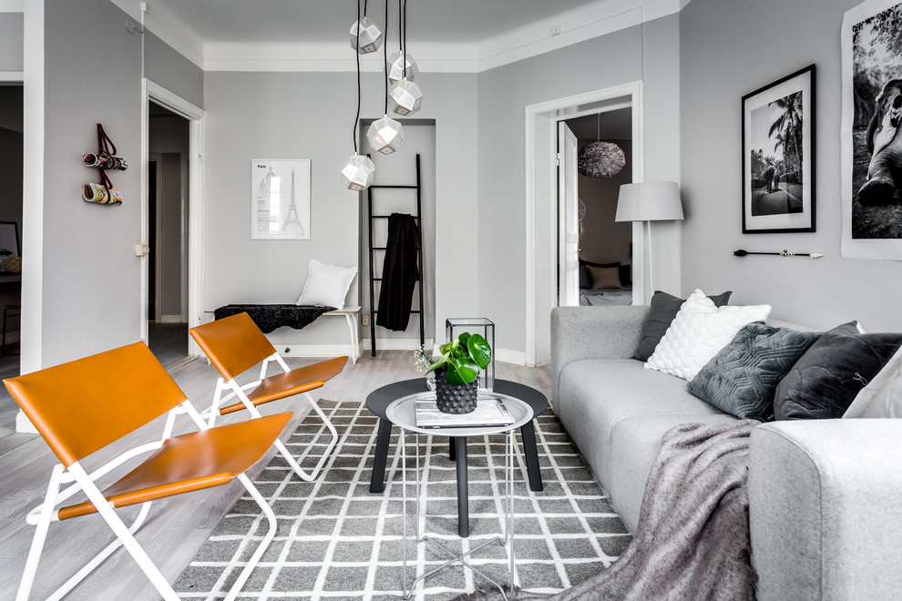 Свежая идея для дизайна: парадная гостиная комната в скандинавском стиле с серыми стенами - отличное фото интерьера