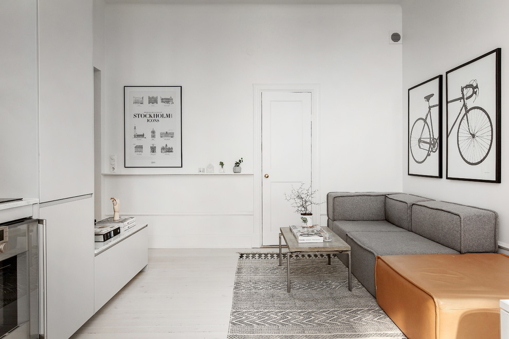 Foto på ett mellanstort skandinaviskt separat vardagsrum, med ett finrum, vita väggar och målat trägolv