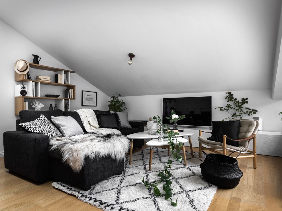Idee per un soggiorno nordico di medie dimensioni e aperto con sala formale, pareti bianche, parquet chiaro e nessuna TV