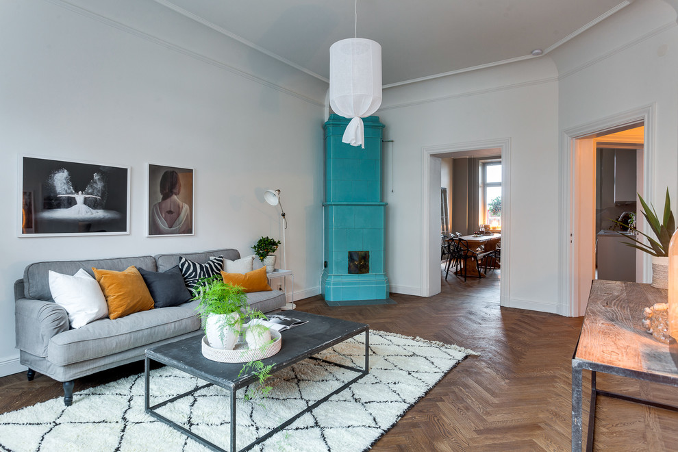 Großes, Repräsentatives, Fernseherloses, Offenes Nordisches Wohnzimmer ohne Kamin mit weißer Wandfarbe und dunklem Holzboden in Stockholm