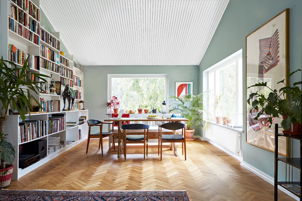 Inspiration för ett stort minimalistiskt allrum med öppen planlösning, med ett finrum, blå väggar och mellanmörkt trägolv