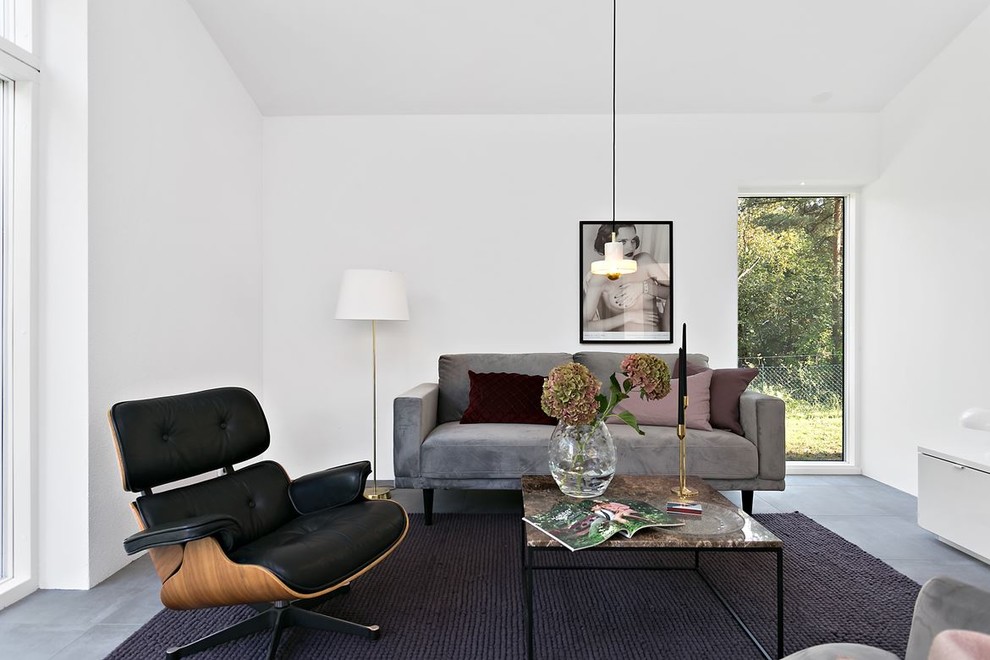 Idéer för minimalistiska vardagsrum, med vita väggar och grått golv