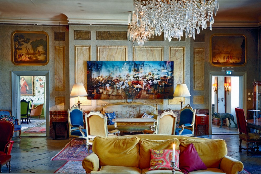 Пример оригинального дизайна: огромная парадная, открытая гостиная комната в классическом стиле с серыми стенами без камина, телевизора