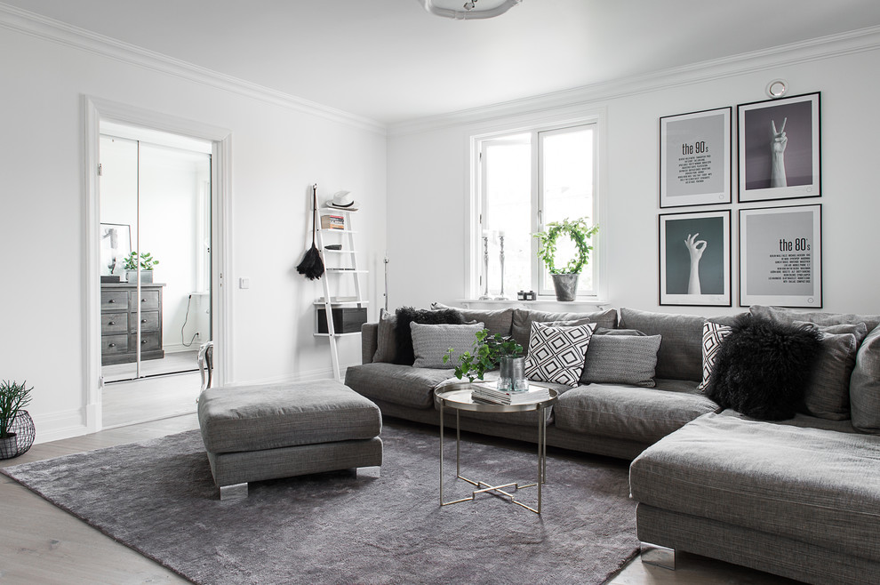 Immagine di un soggiorno scandinavo di medie dimensioni e aperto con pareti bianche, parquet chiaro, sala formale, nessun camino e nessuna TV